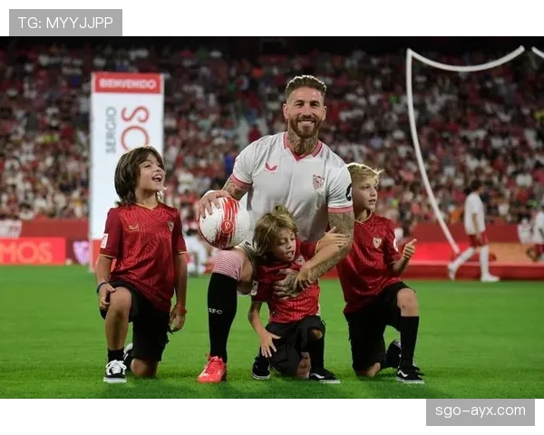 拉莫斯展示足球场上的领袖气质，影响比赛并促进年轻球员成长